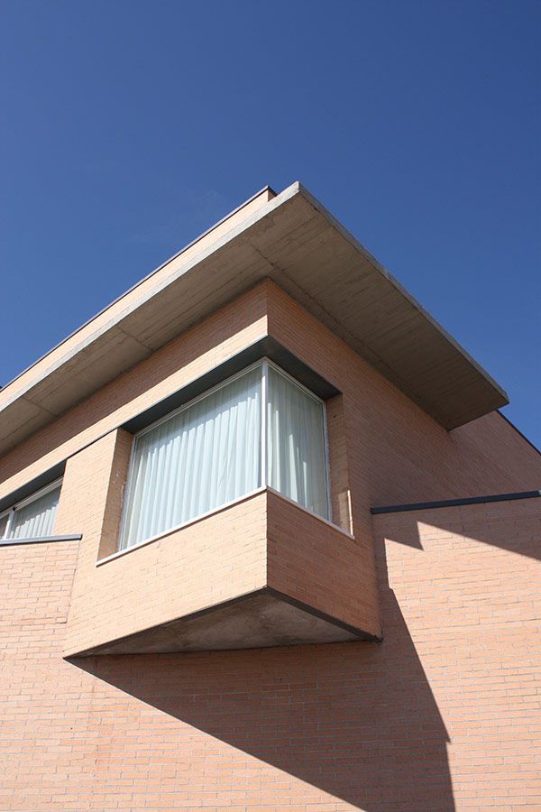 Imagen de ventana saliente en esquina de edificio diseñado por GR estudio arquitectura